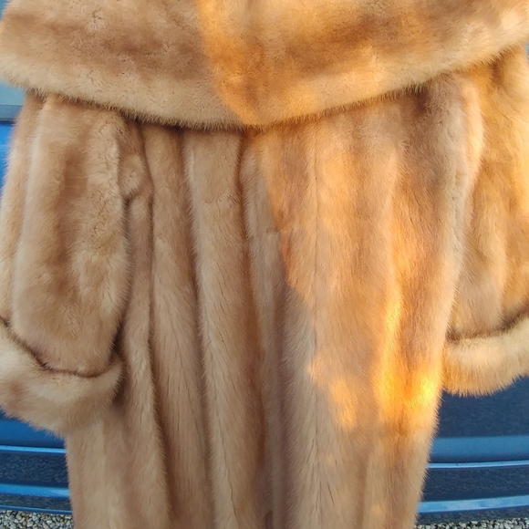 Ladies beautiful mink wrap style coat. - Picture 2 of 4